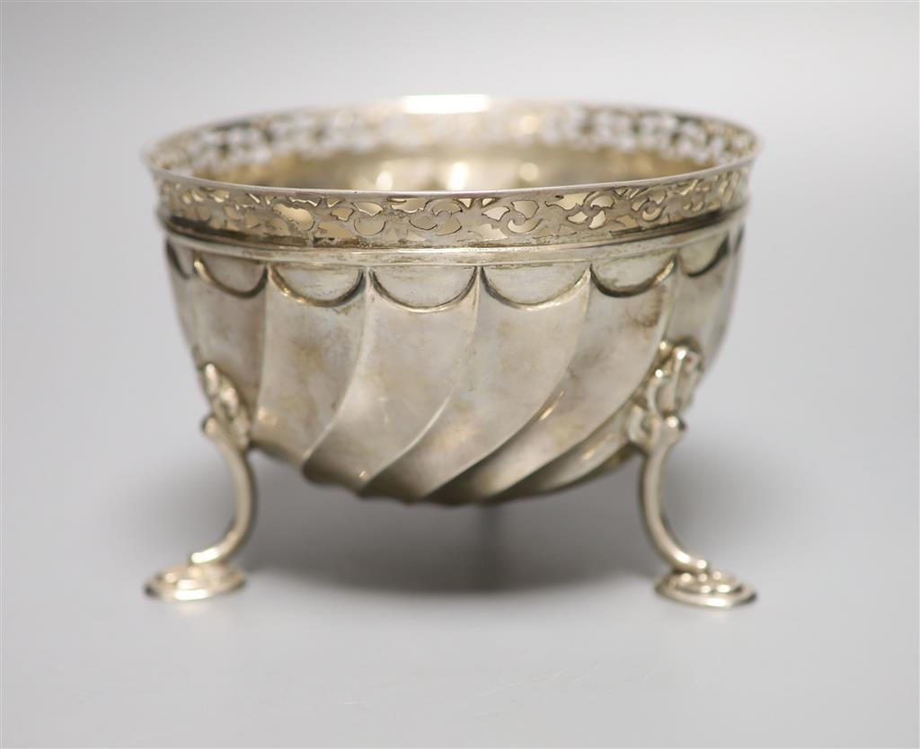 A late Victorian silver bowl, with pierced border of tripod feet, Wakely & Wheeler, London, 1895, diameter 15.7cm, 11.5oz.